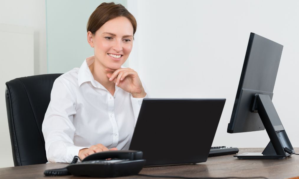 a women working at her desk